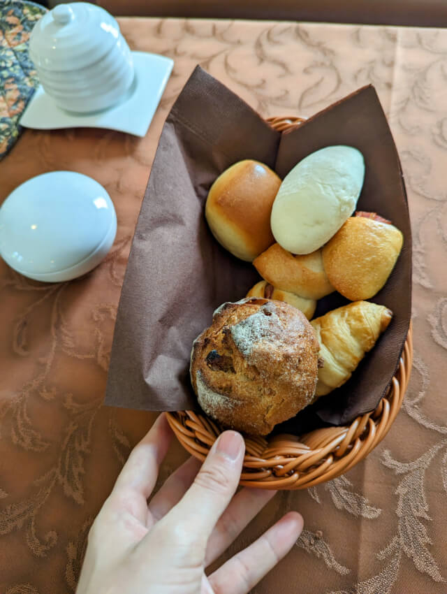 石の家　朝食　パン